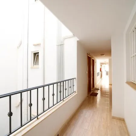 아파트 Schoene Mit Pool , Wi-fi Und Privat Garage
