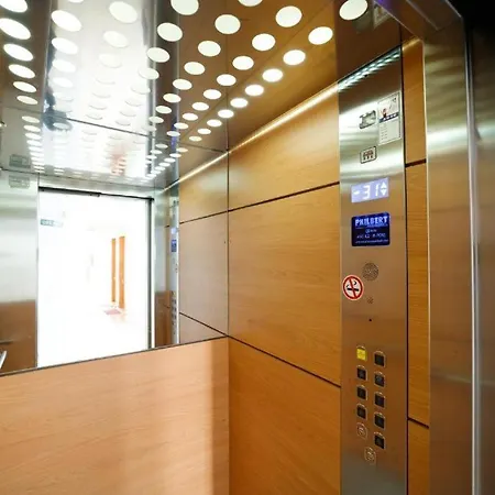 Schoene Mit Pool , Wi-fi Und Privat Garage Apartment *