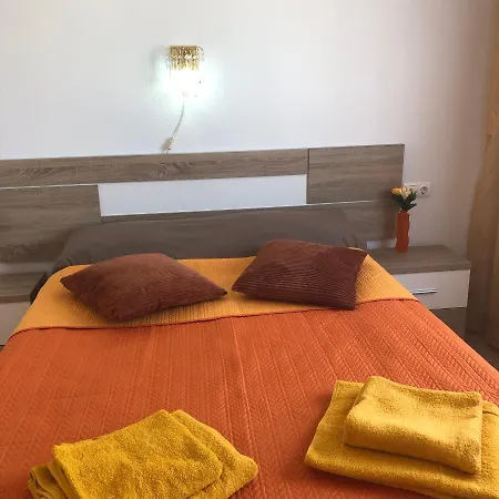 Schoene Mit Pool , Wi-fi Und Privat Garage 아파트