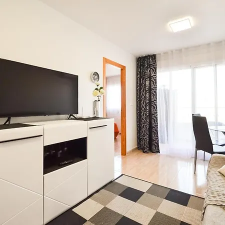 Schoene Mit Pool , Wi-fi Und Privat Garage