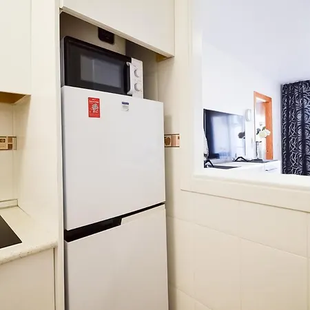 Schoene Mit Pool , Wi-fi Und Privat Garage *