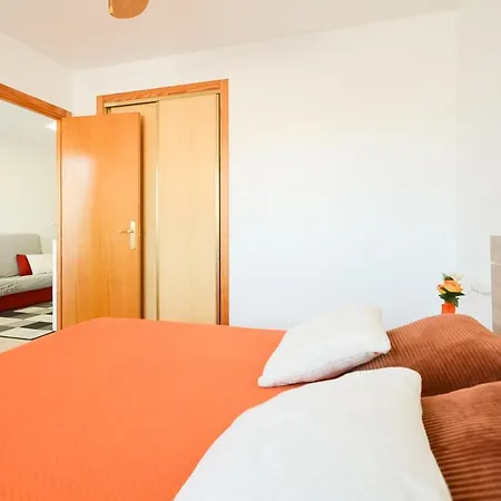 아파트 Schoene Mit Pool , Wi-fi Und Privat Garage