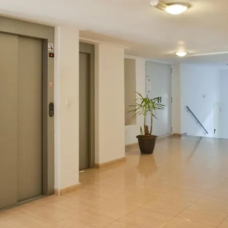 Schoene Mit Pool , Wi-fi Und Privat Garage *