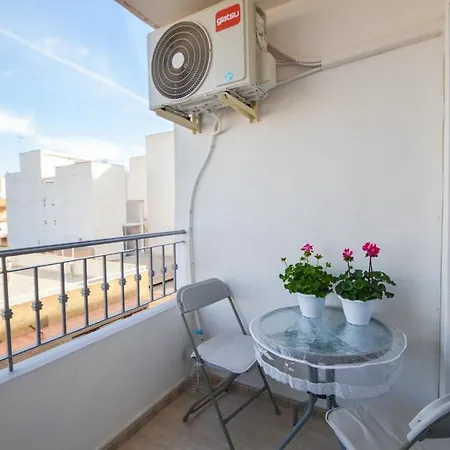 아파트 Schoene Mit Pool , Wi-fi Und Privat Garage