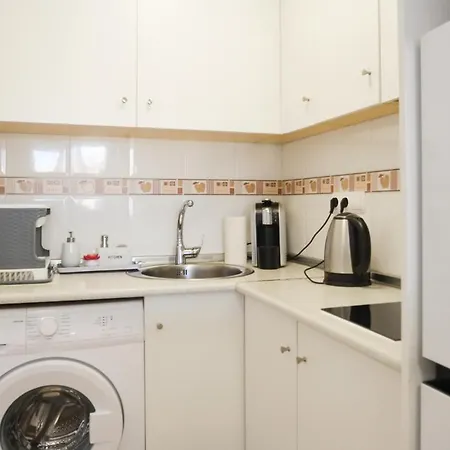 아파트 Schoene Mit Pool , Wi-fi Und Privat Garage