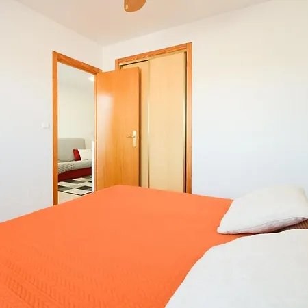 아파트 Schoene Mit Pool , Wi-fi Und Privat Garage