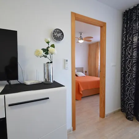 아파트 Schoene Mit Pool , Wi-fi Und Privat Garage